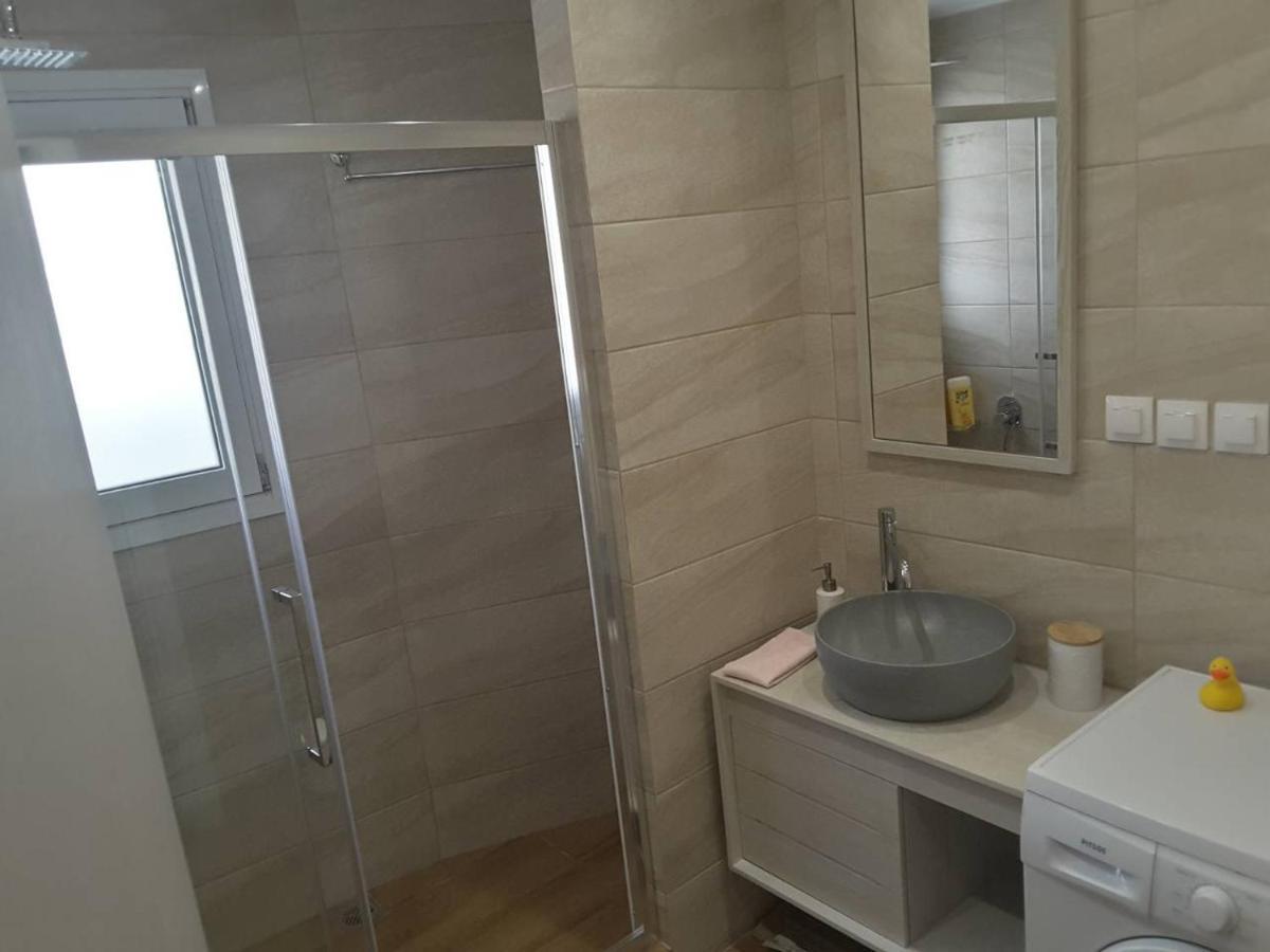 Seaview Apartment In Theheart Of Loutraki Exterior photo