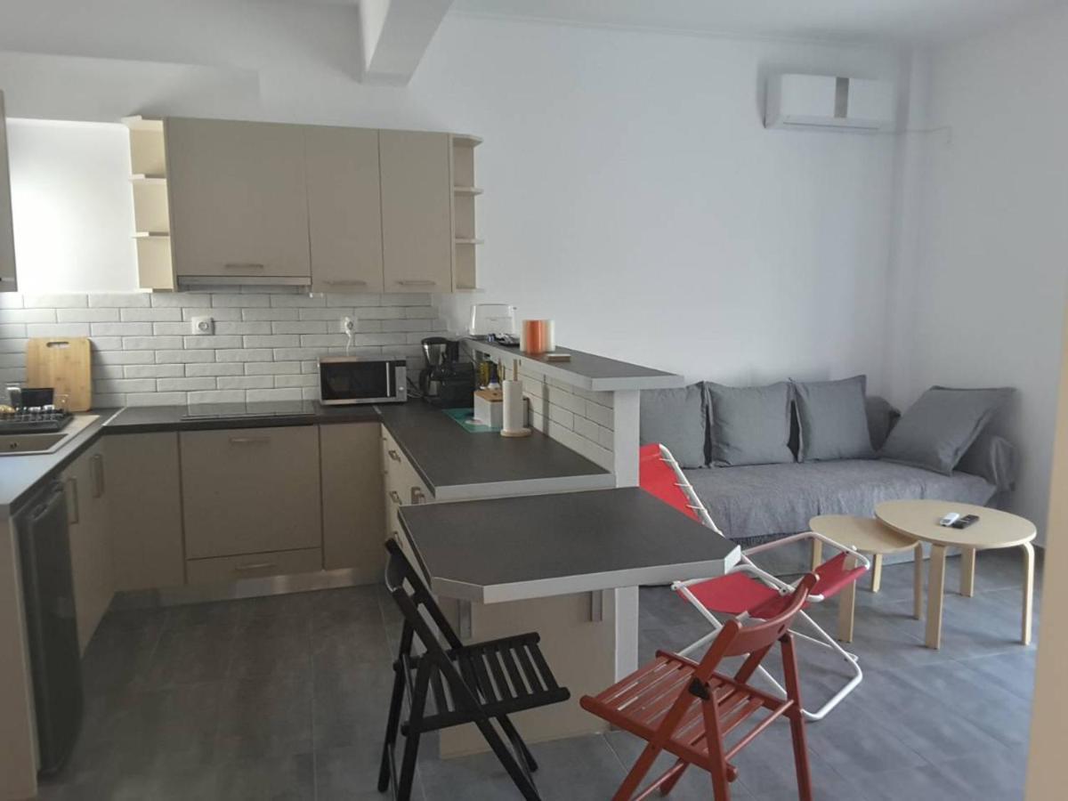 Seaview Apartment In Theheart Of Loutraki Exterior photo